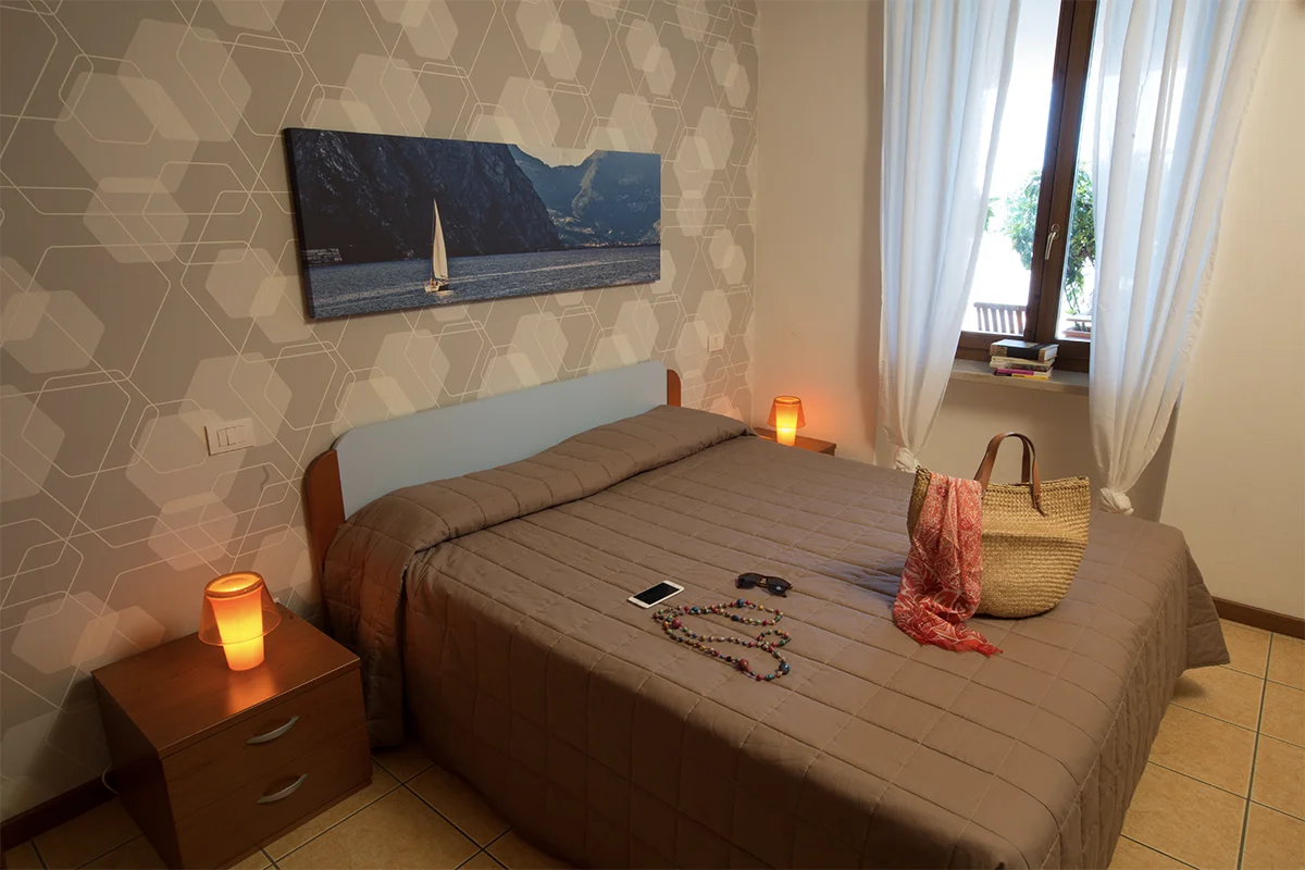 Camera da letto appartamento Cisano nel campeggio La Rocca sul Lago di Garda