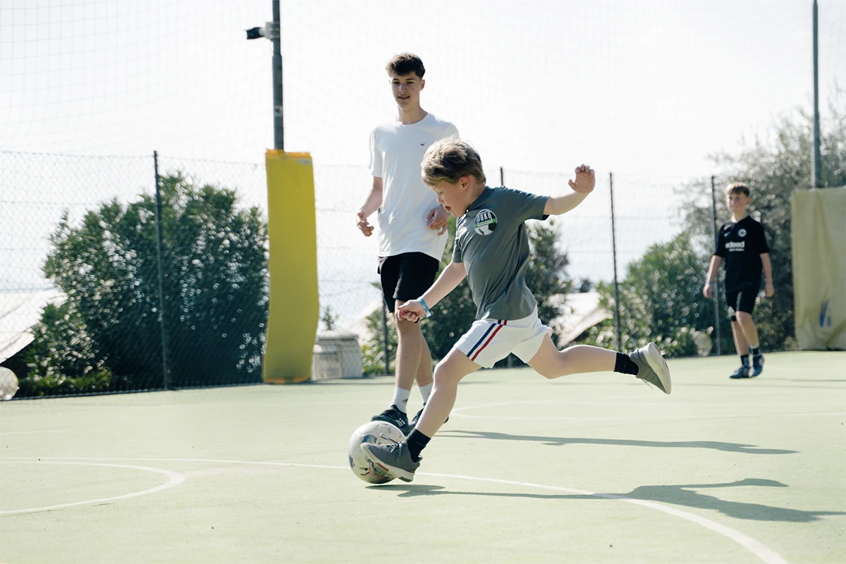 bambino che gioca a calcio la rocca camp