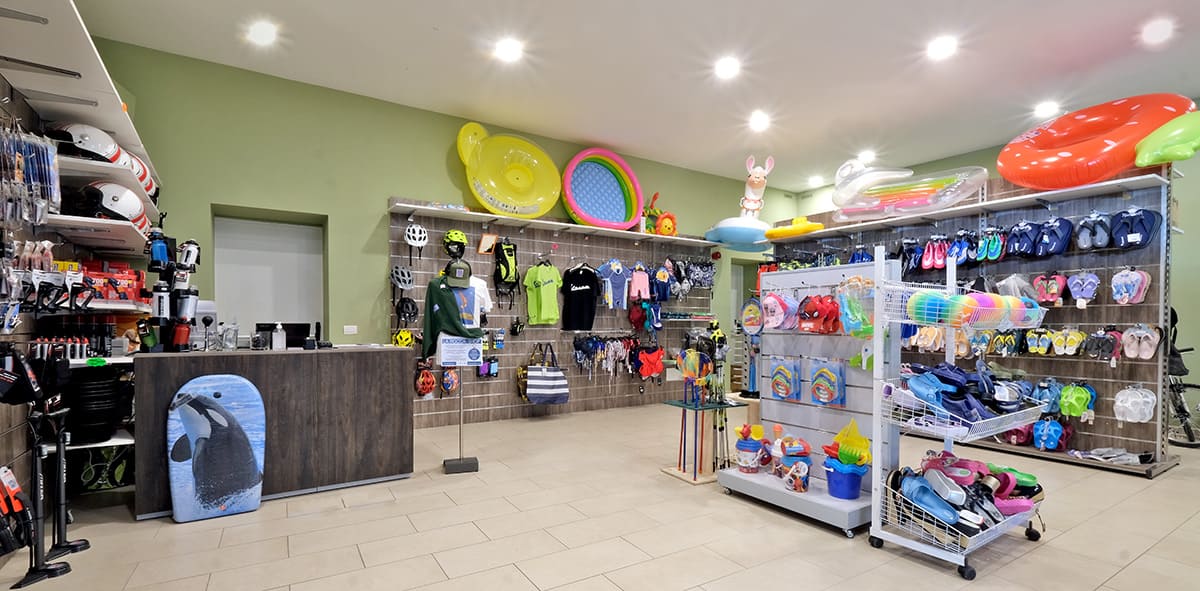 interno del bazar Mediterraneo con attrezzatura per campeggio e sport