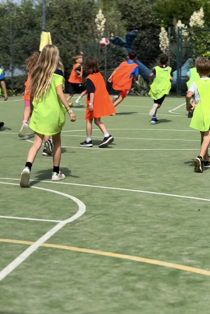 partita mista di calcio tra ragazzi ospiti del campeggio La Rocca sul lago di Garda