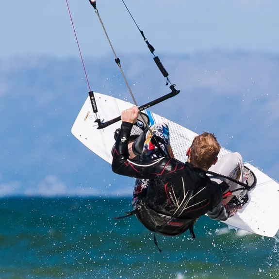 ospite impegnato con il kite surf sul lago di Garda