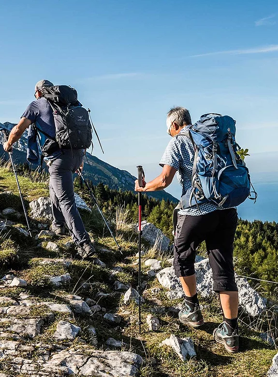 ospiti del campeggio mentre risalgono un sentiero del Monte Baldo
