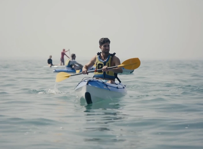 Ragazzo con il kayak noleggiato al campeggio la Rocca sul lago di Garda