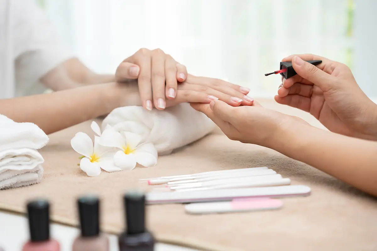 manicure con smalto spa la rocca camping village