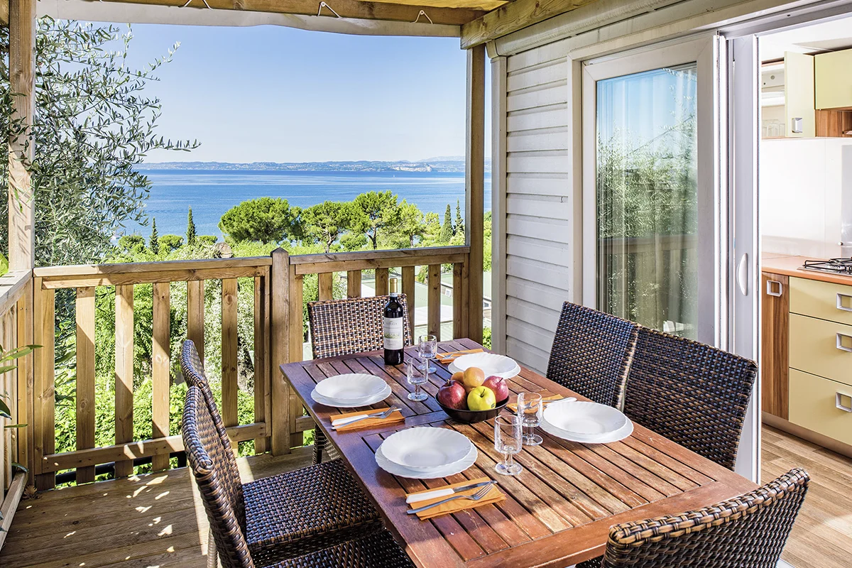 Veranda maxicaravan Solaria nel campeggio La Rocca sul Lago di Garda