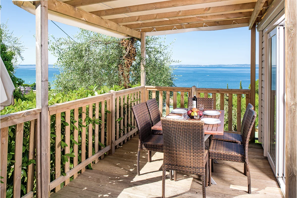 Veranda maxicaravan Solaria nel campeggio La Rocca sul Lago di Garda