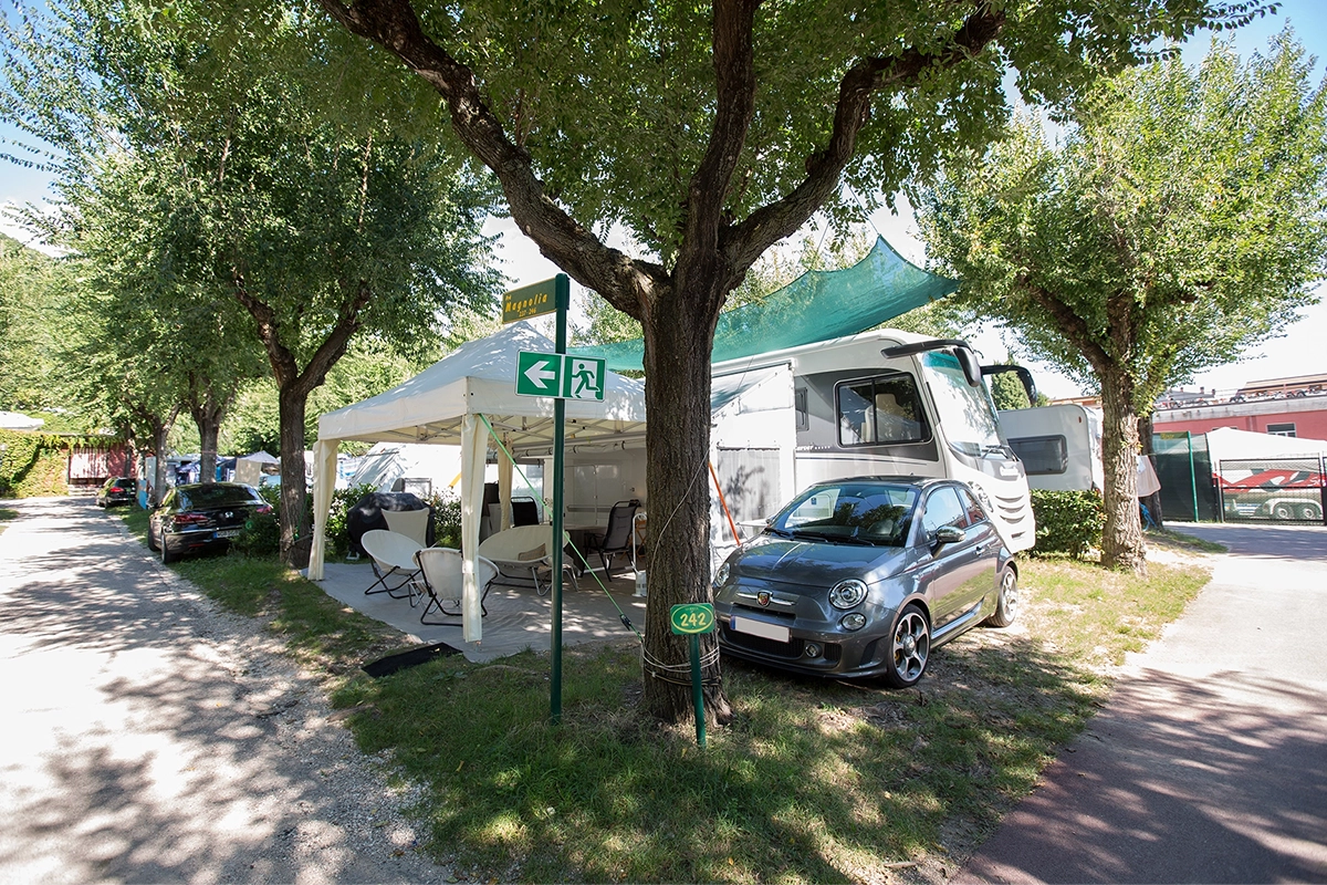 piazzola superior con roulotte e veranda al camping la rocca di bardolino