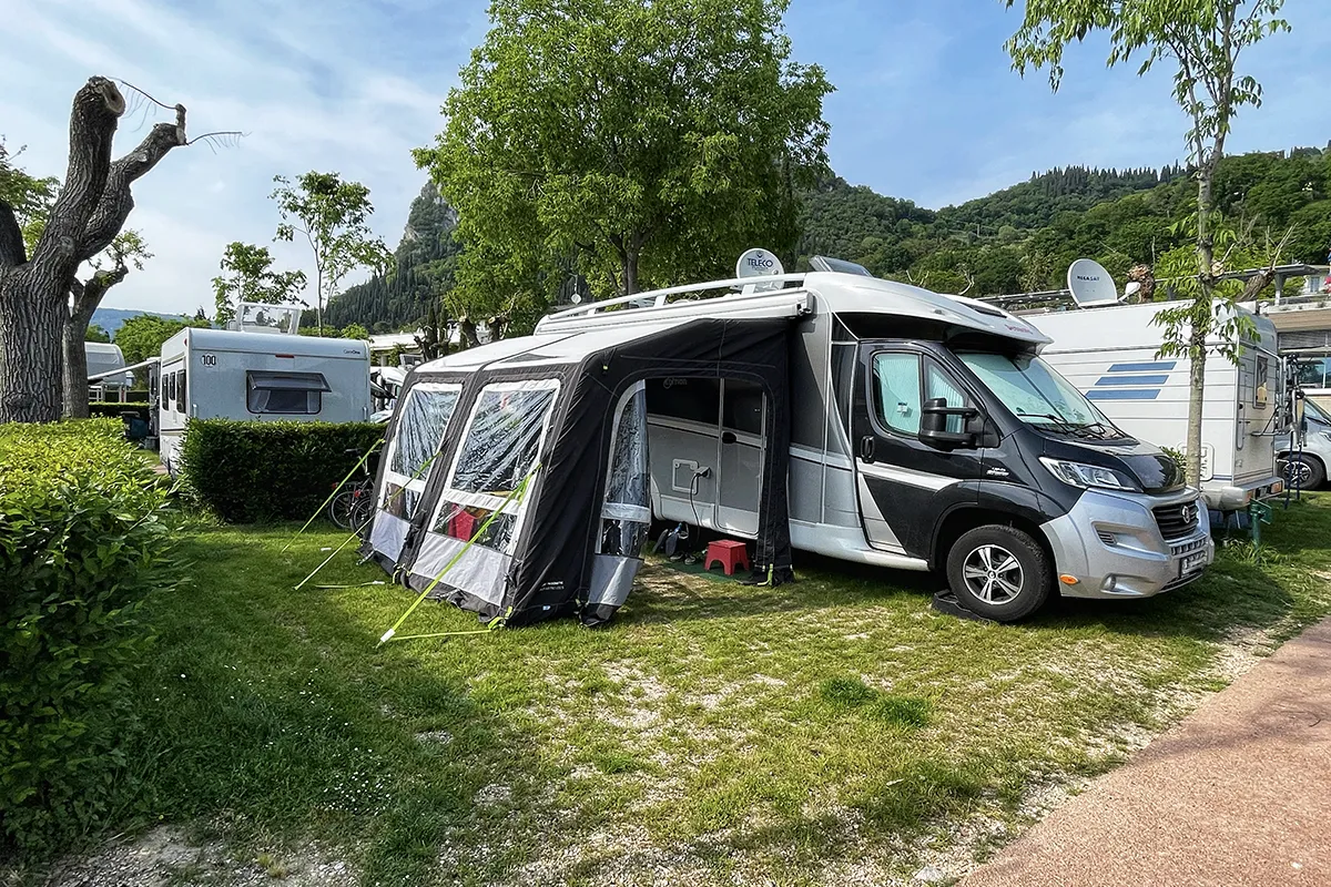 Camper sulla piazzola Power nel campeggio La Rocca sul Lago di Garda