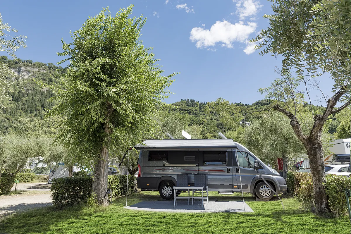 Camper sulla piazzola Standard nel campeggio La Rocca sul Lago di Garda