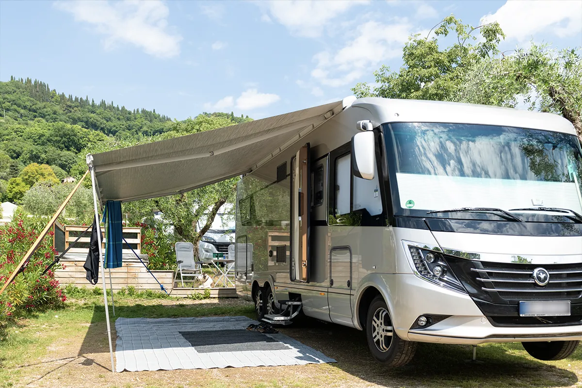 Camper sulla piazzola Superior Aqua nel campeggio La Rocca sul Lago di Garda
