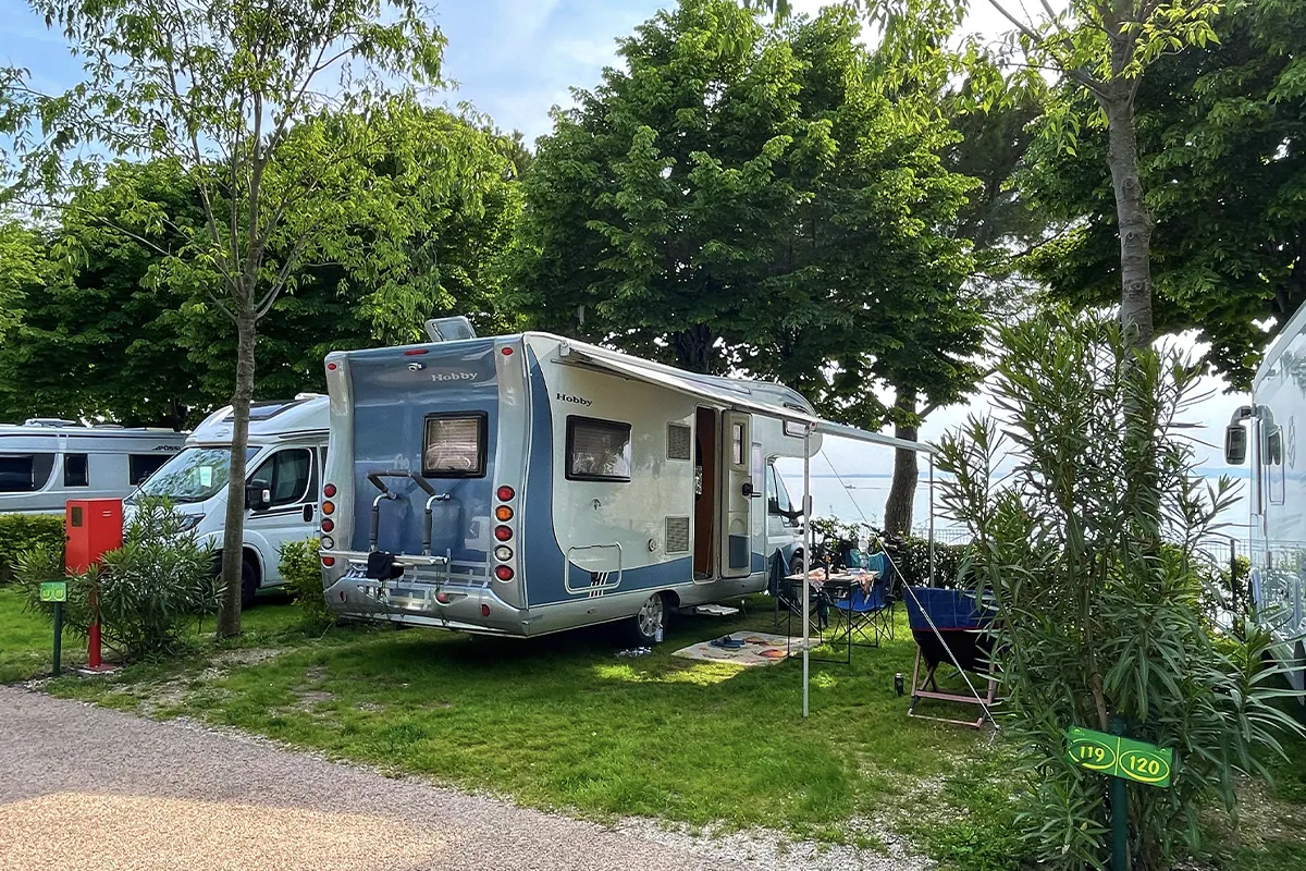 Alcuni camper posizionati nelle piazzole vicino alla spiaggia