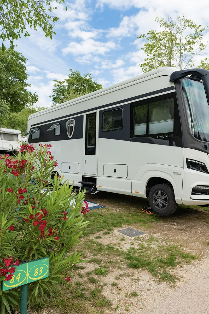 Camper sulla piazzola superior lux nel campeggio La Rocca sul Lago di Garda