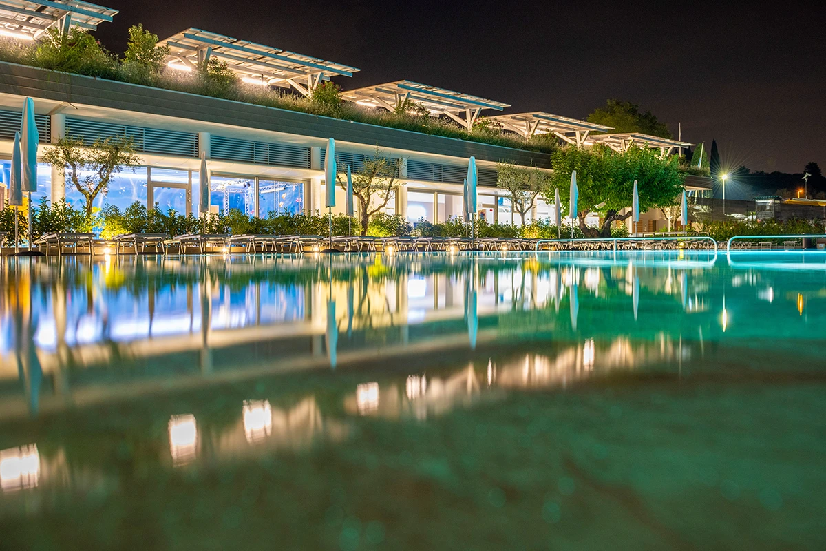 Piscina smeralda di sera
