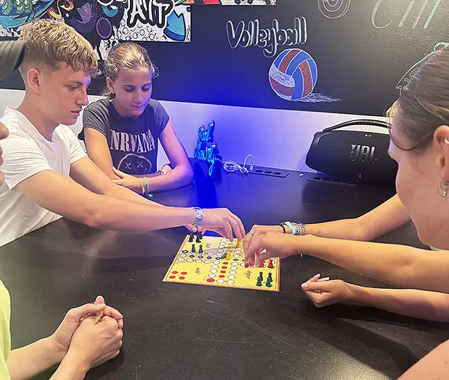 ragazzi che giocano a un gioco da tavolo nel teen club la rocca camp