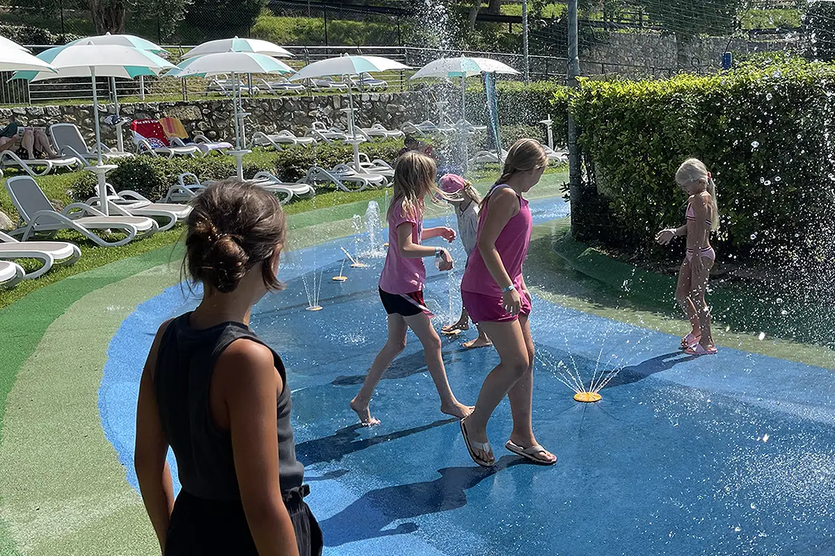 spray park con bimbi che giocano la rocca camp