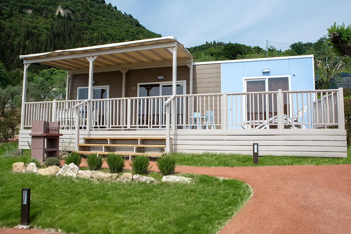 roccalux family vista da fuori la rocca camping bardolino