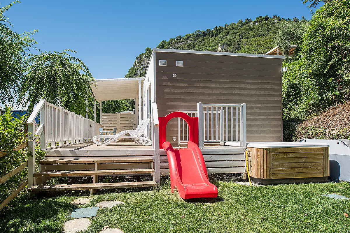 giardino con scivolo maxicaravan Aquafamily camping la rocca lago di garda