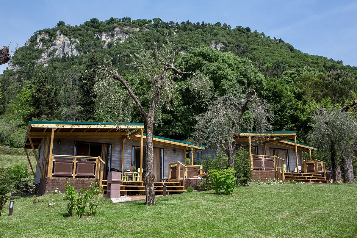 vista dall'esterno di maxicaravan aquasuite la rocca camping village bardolino