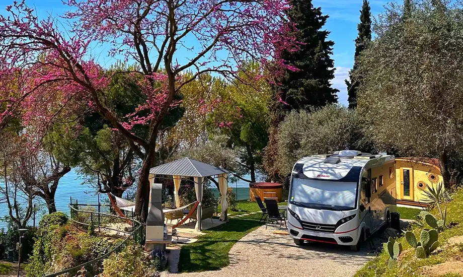 Piazzola con sauna e idromassaggio presso La Rocca Camping lago di Garda