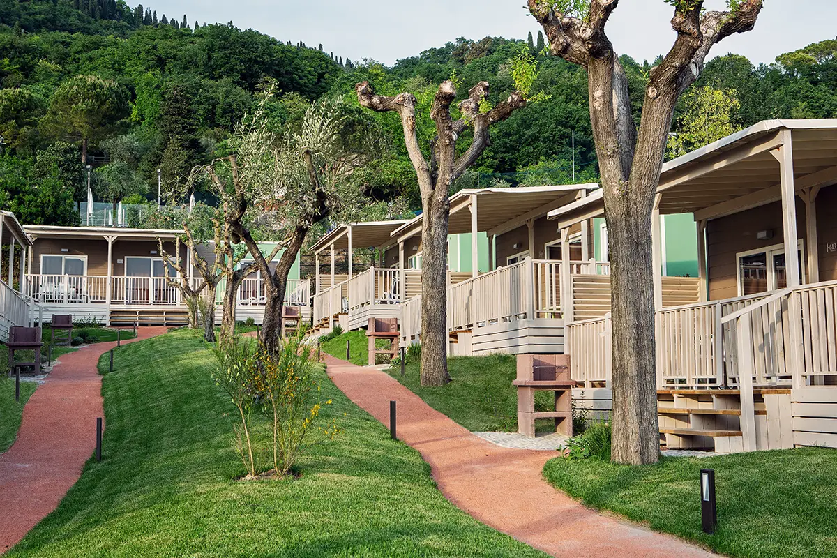 vista esterna maxicaravan roccalux camping la rocca lago di garda