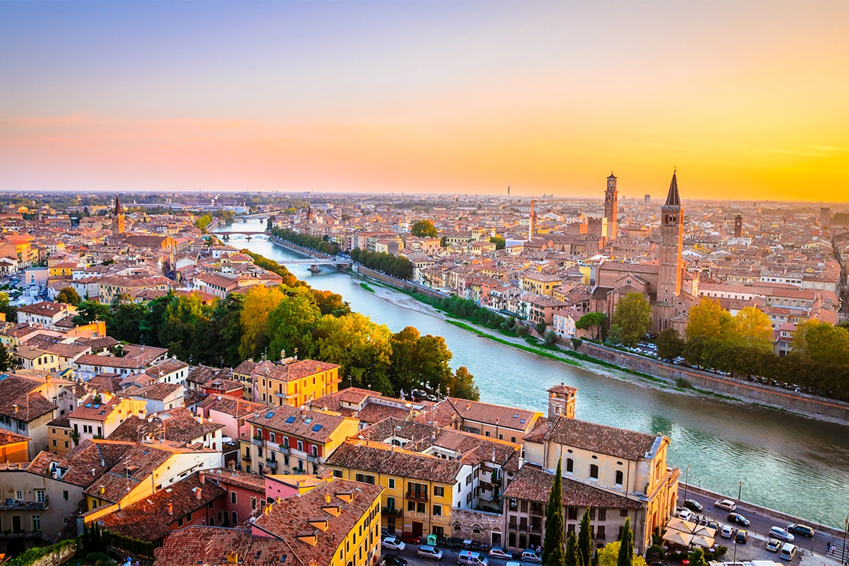 Verona vista dal alto al tramonto