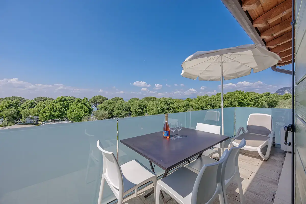 vista dal balcone appartamento garda la rocca camping village
