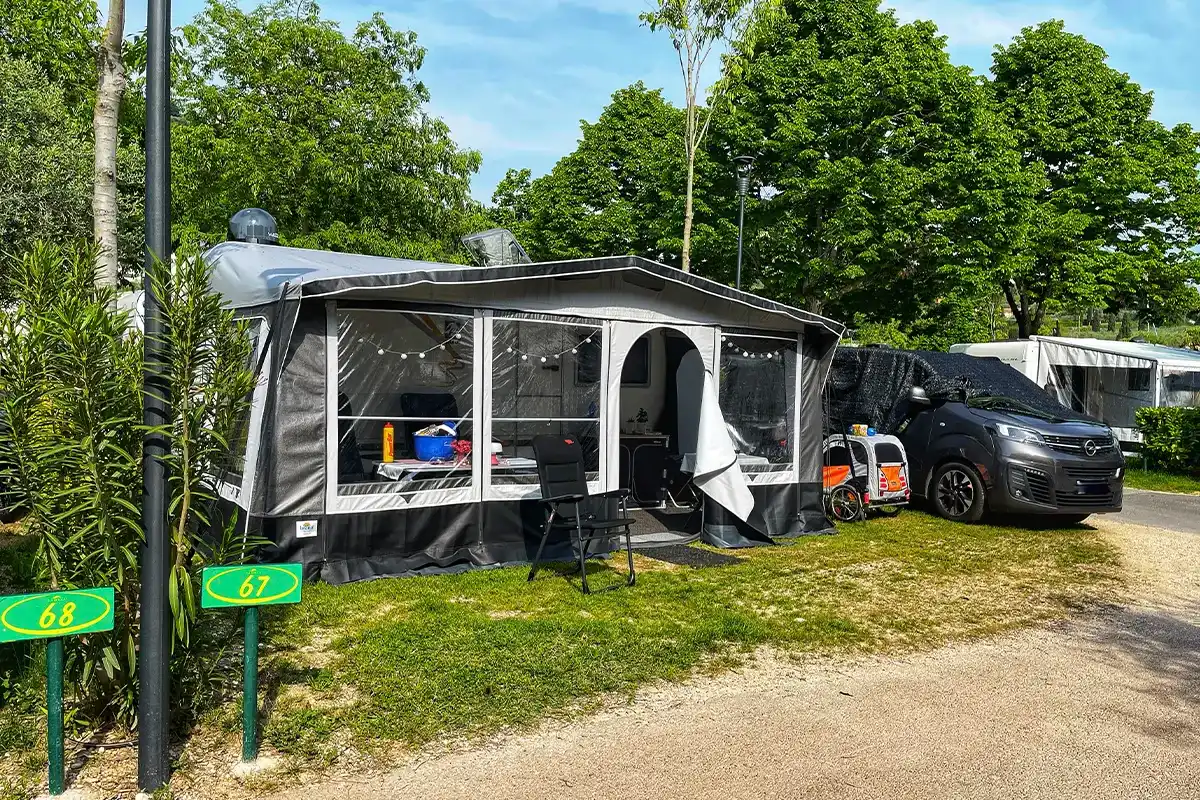 Piazzola Power Plus La Rocca Bardolino con roulotte, veranda e van parcheggiato
