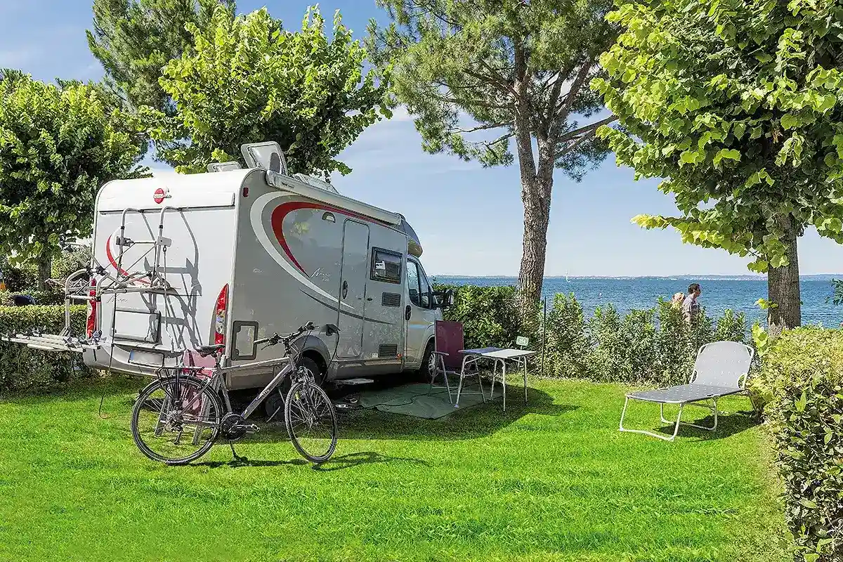 camper in piazzola a bordo lago di Garda a Bardolino