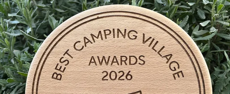 Targa del premio Best Camping Village awards 2026